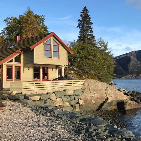 Seaside 3-Bedroom House Svelgen エクステリア 写真
